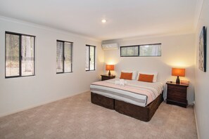 3 habitaciones, tabla de planchar con plancha y cuna de viaje