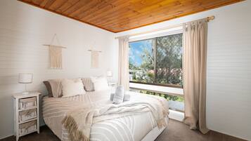 5 bedrooms, iron/ironing board, free WiFi