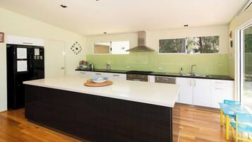 Een magnetron, een oven, een kookplaat, een vaatwasser