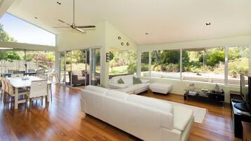 Een televisie en een open haard