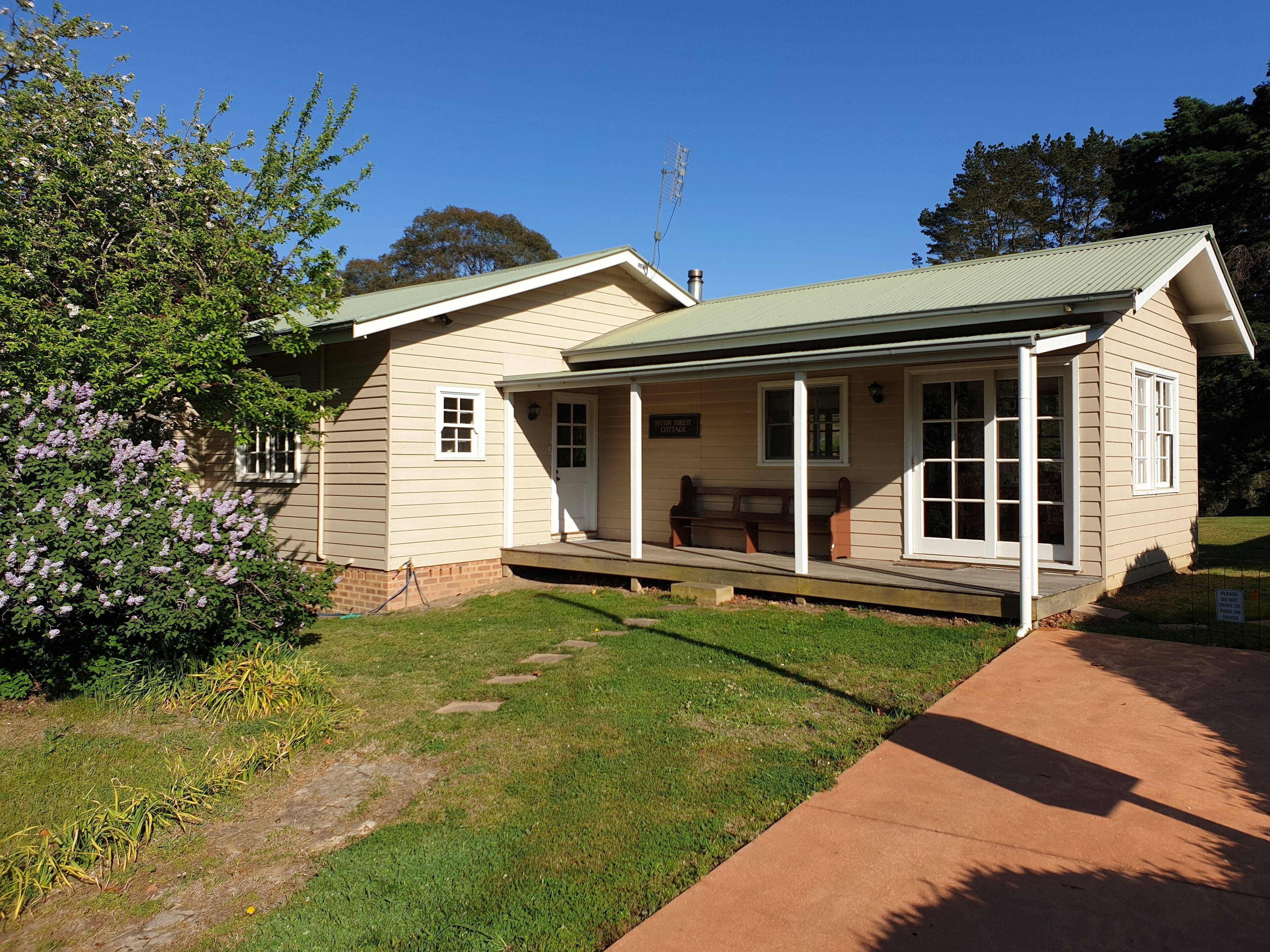 Cosy cottage with an historic feel, in a park-like setting with rural views
