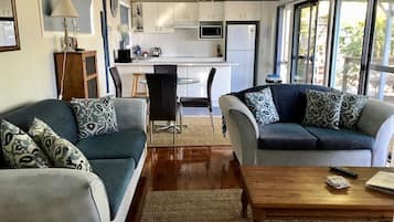 智能電視、DVD 播放機、影像庫、音響