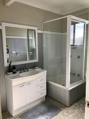 Douche, sĂšche-cheveux, serviettes fournies