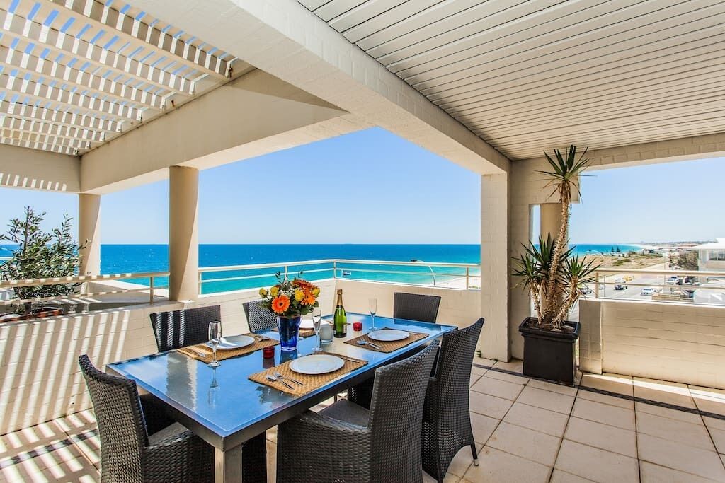 Ocean front penthouse apartment. Free WIFI and parking.