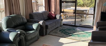 White Peakes Lodge - fully furnished house