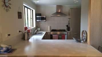 Een koelkast, een microgolfoven, een oven, een vaatwasser