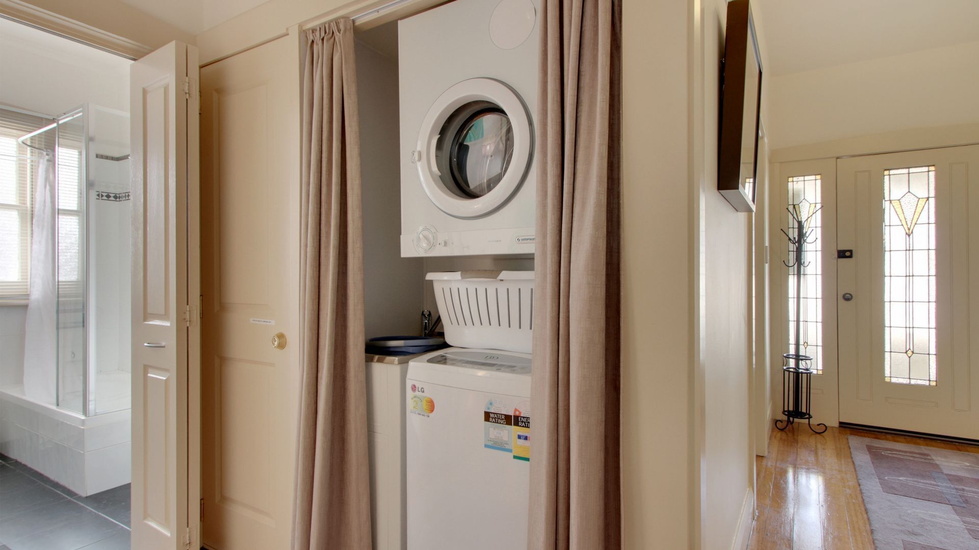 Amy Cottage - 3 bedroom/2 bathroom Centrally located for Shopping & Restaurants — image 3