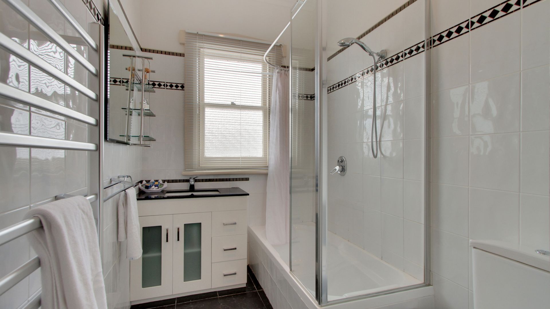 Amy Cottage - 3 bedroom/2 bathroom Centrally located for Shopping & Restaurants — image 8