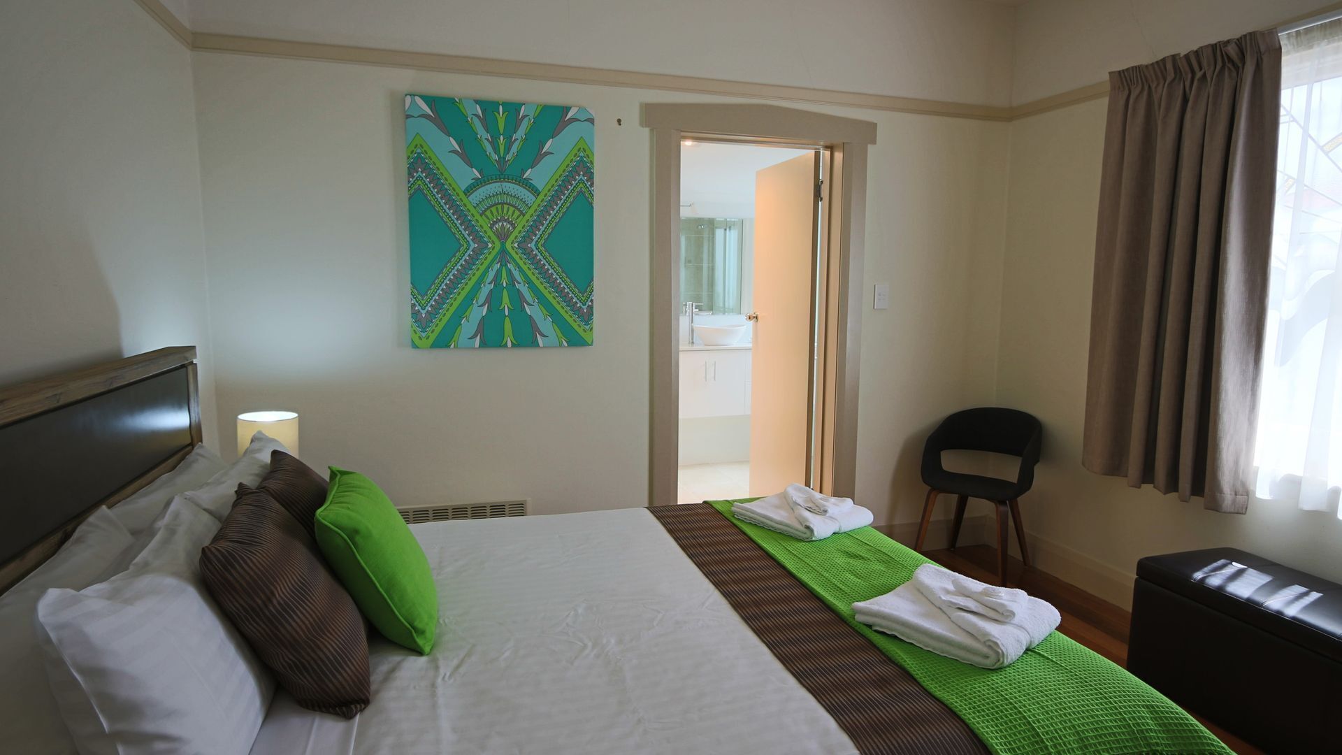 Amy Cottage - 3 bedroom/2 bathroom Centrally located for Shopping & Restaurants — image 9