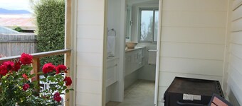 Amy Cottage - 3 bedroom/2 bathroom Centrally located for Shopping & Restaurants