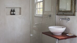 Haartrockner, Handtücher, Seife, Shampoo