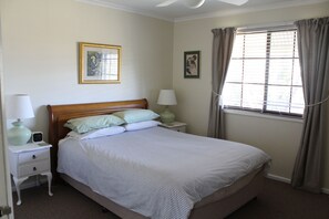 4 bedrooms, iron/ironing board, bed sheets - Valley View Cottage & Acres Hunter Valley Wine Region (Pokolbin)