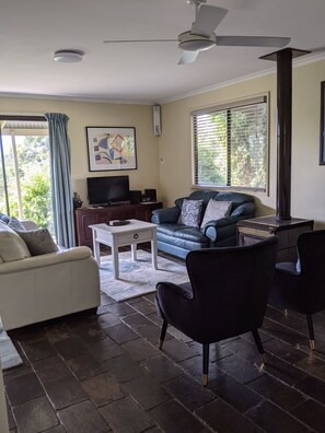 TV, fireplace, DVD player, books - Valley View Cottage & Acres Hunter Valley Wine Region (Pokolbin)