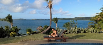 Asbolute oceanfront luxury villa and swimming pool