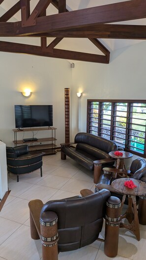 テレビ、DVD プレーヤー、ステレオ