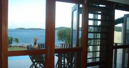 Asbolute oceanfront luxury villa and swimming pool