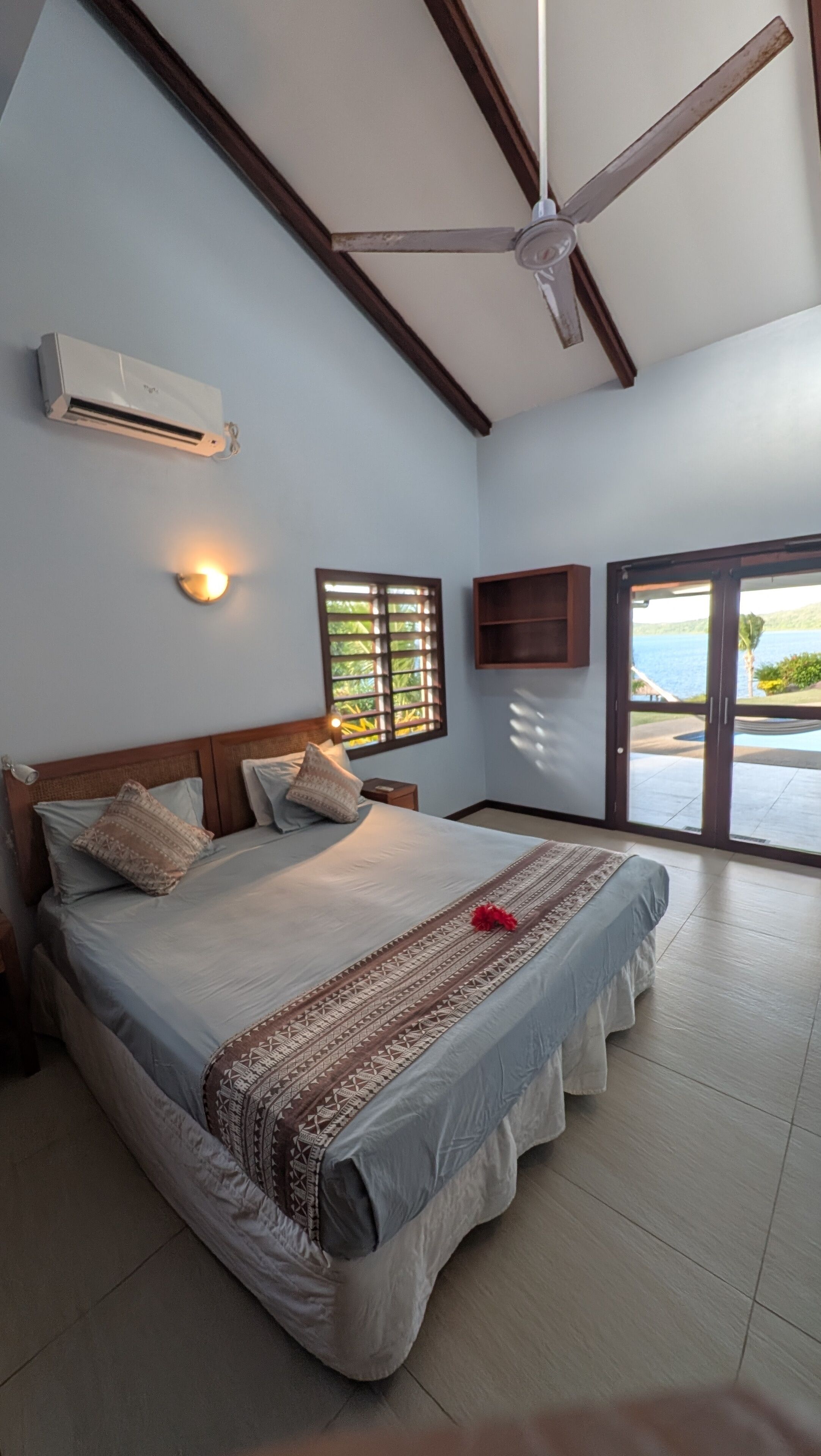 3 bedrooms, iron/ironing board, internet, bed sheets