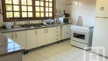 Geladeira, micro-ondas, fogão, cooktop