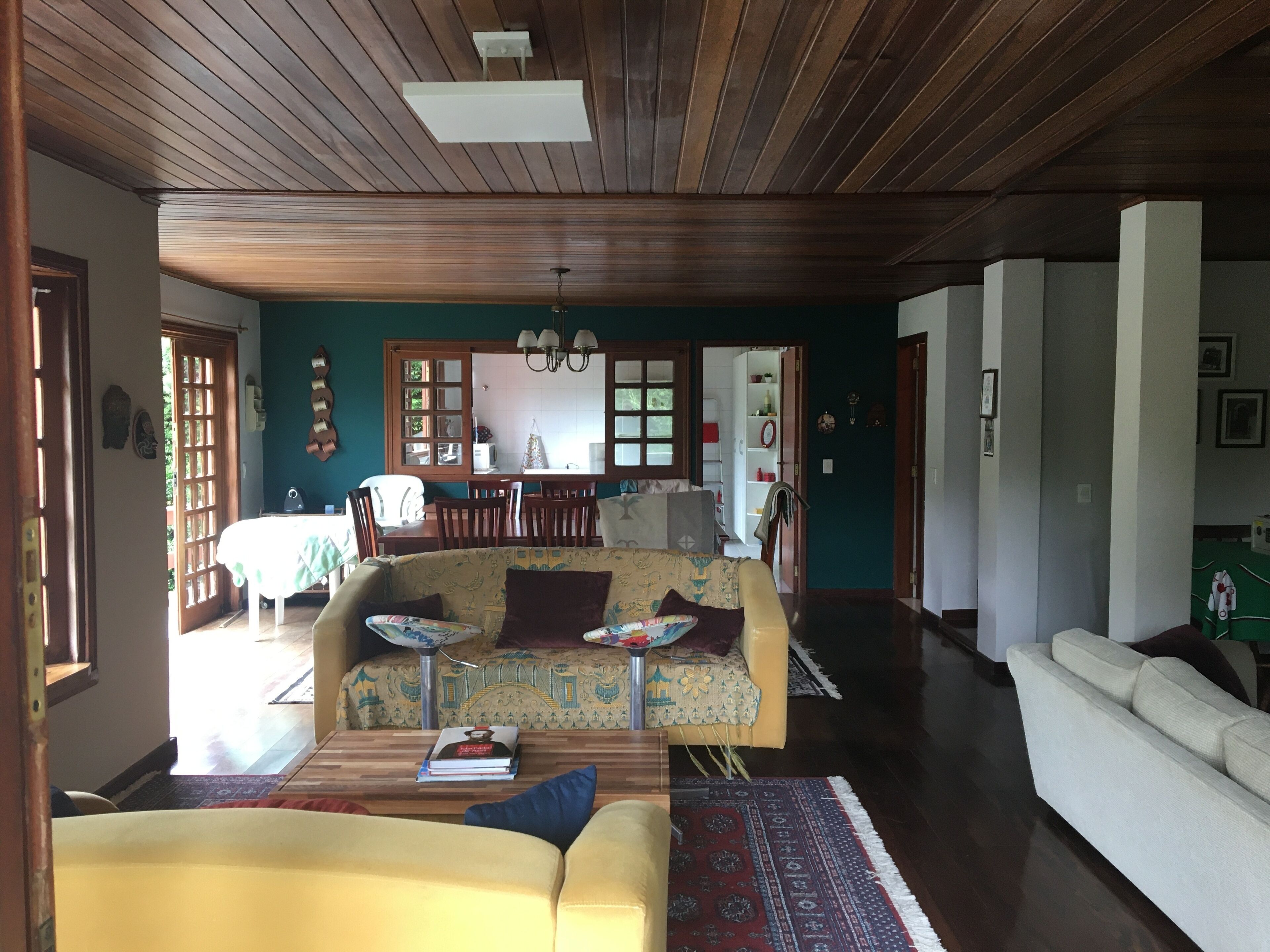 TV, lareira, DVD player, livros