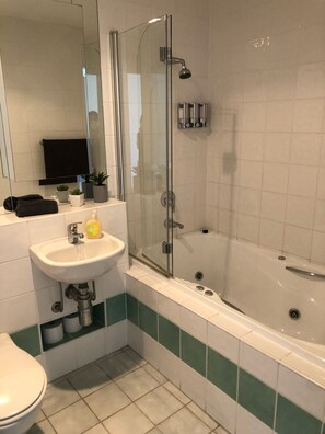 Ensemble baignoire-douche, séchoir à cheveux, serviettes fournies, savon