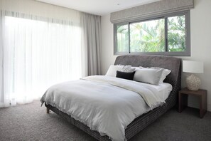 6 bedrooms, desk, iron/ironing board, free WiFi - Racquet Retreat. (Noosa Heads)