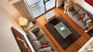 Una sala de estar moderna con dos sofás, una mesa de centro y una lámpara.