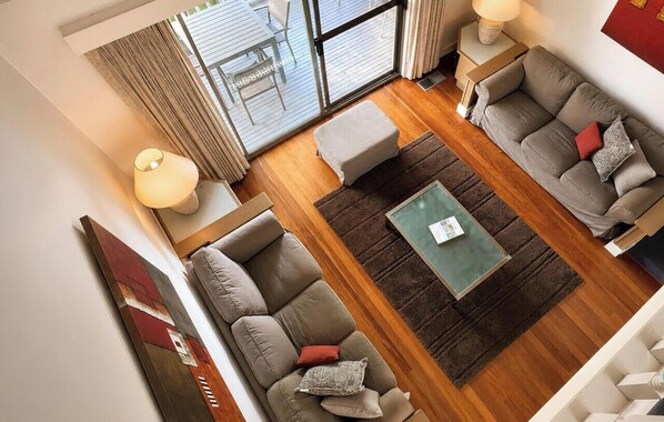 Una sala de estar moderna con dos sofás, una mesa de centro y una lámpara.