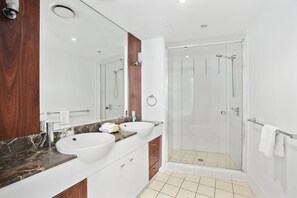 Combined shower/bathtub, hair dryer - Apartment 2196 offers the perfect holiday adobe for small families and couples (Surfers Paradise)