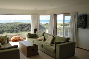 Smart TV, fireplace, DVD player, table tennis