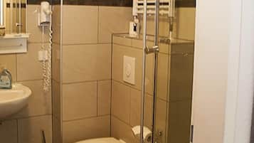 Tweepersoonskamer | Badkamer | Een douche, een haardroger, handdoeken