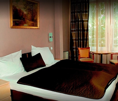 Double Room | Desk, laptop workspace, free WiFi, bed sheets