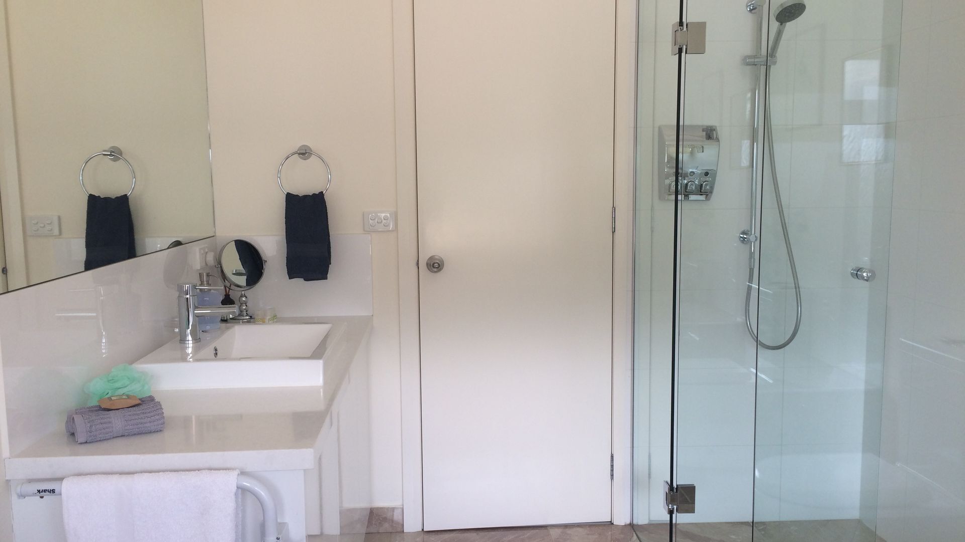 Heathcote Views with wifi , spabath & carport