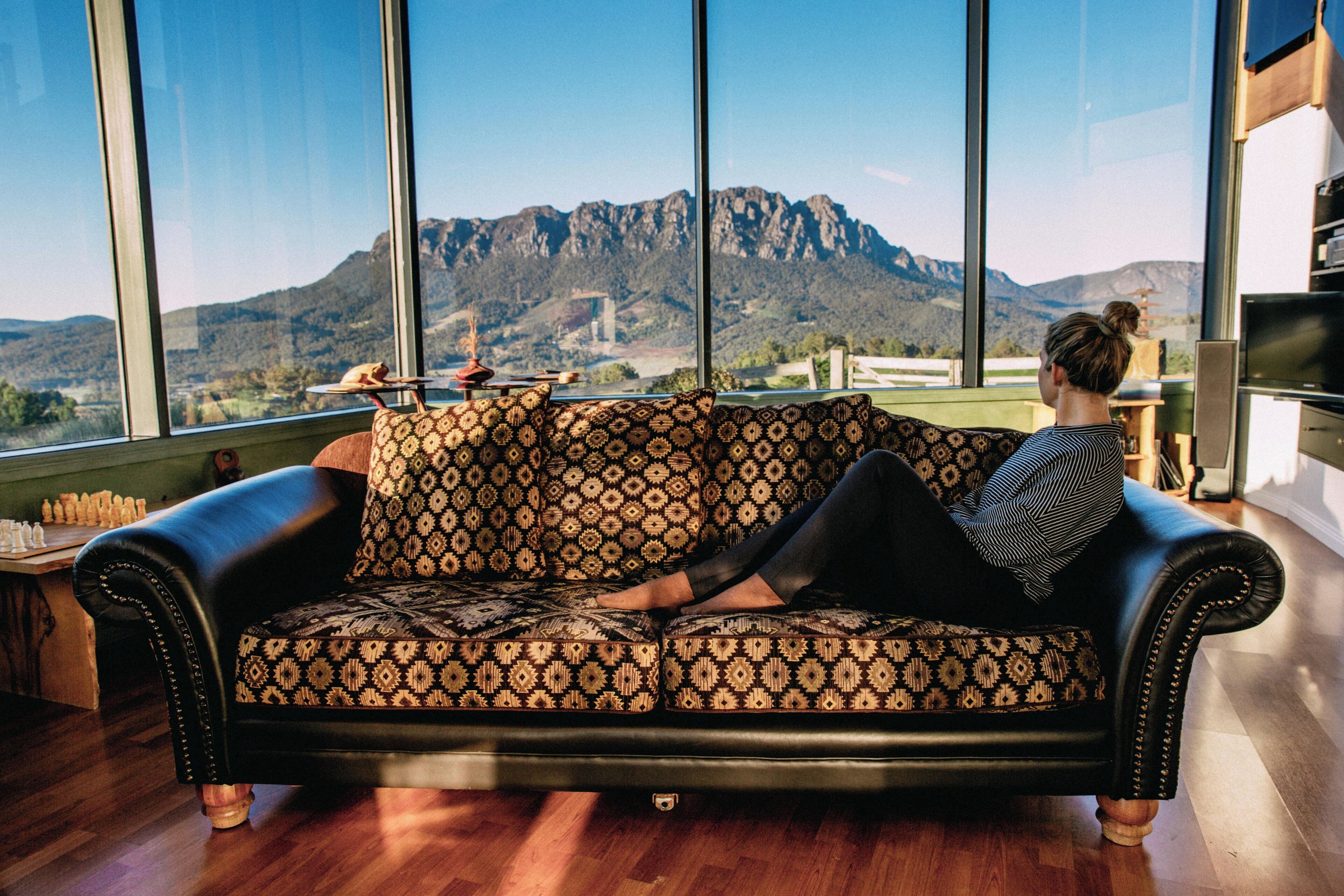 Una habitación con un ventanal que ofrece vistas a la montaña.