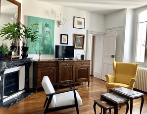 TV connectée, lecteur de DVD, livres, chaîne hi-fi