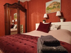 2 bedrooms, iron/ironing board, travel cot, free WiFi