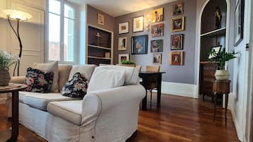 Smart TV, DVD player, books, stereo