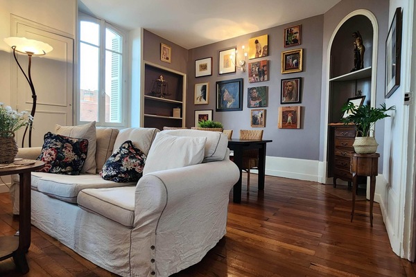 Een smart-tv, een dvd-speler, boeken en een stereo