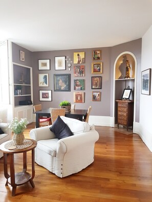Smart TV, DVD player, books, stereo