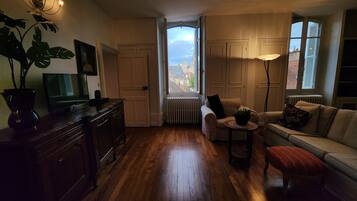 Smart TV, DVD player, books, stereo