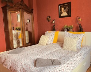 2 chambres, fer et planche à repasser, lit de bébé portatif