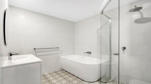 Bathtub, hair dryer, towels - WATERMARK #17 | Pool in complex | Accom Holidays (Terrigal)
