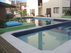 Una piscina techada, una piscina al aire libre