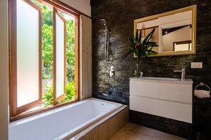 Douche, séchoir à cheveux, serviettes fournies, shampooing