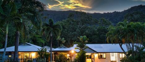 المنشأة من الخارج