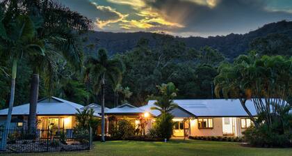 Stunning Family Resort Style Home - Swimming Pool + Full Tennis Court