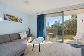TV - HEADLANDS 2: 2  BR, 1  BA Apartment in Port Macquarie, Sleeps 4 (Port Macquarie)