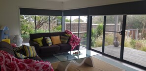TV connectée, Netflix, lecteur de DVD, livres