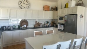 Een koelkast, een microgolfoven, een oven, een vaatwasser