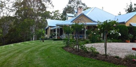 Unterkunftsgelände. Die Weiden in der Kurrajong Luxury Loft Suite