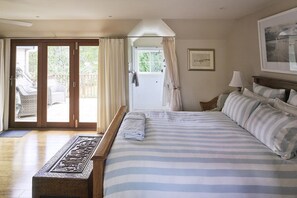 1 bedroom, iron/ironing board, WiFi, bed sheets - Willows at Kurrajong Luxury Loft Suite (Kurrajong)